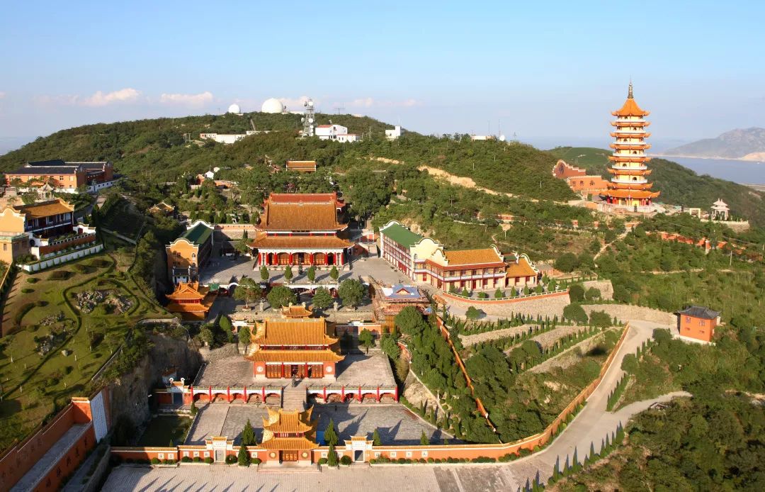 登顶磨心山,俯瞰岱山全景——漫步双合村,游览奇山异石——参观灯塔