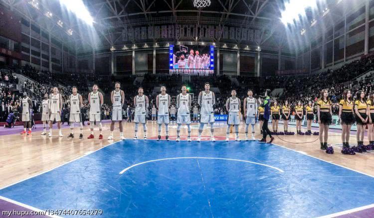 cba喝的水为什么有颜色(硬核科普！为什么CBA地板不如NBA“颜值高”？)