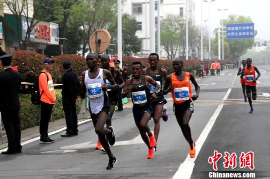 扬州鉴真国际半程马拉松赛开跑 非洲选手包揽男女组前三名
