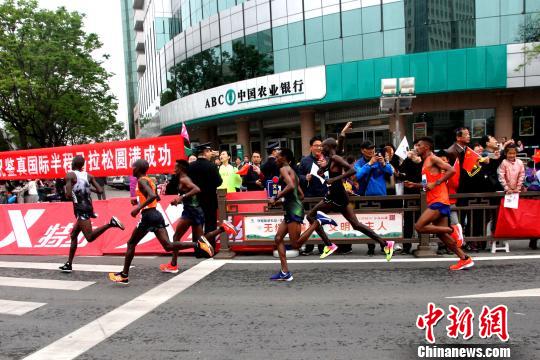 扬州鉴真国际半程马拉松赛开跑 非洲选手包揽男女组前三名