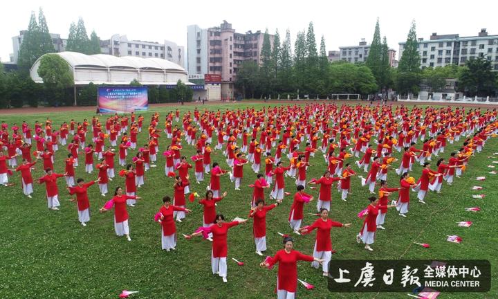 当代“木兰”打拳舞扇秀巾帼风采