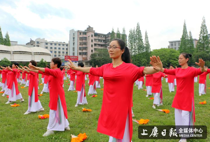 当代“木兰”打拳舞扇秀巾帼风采