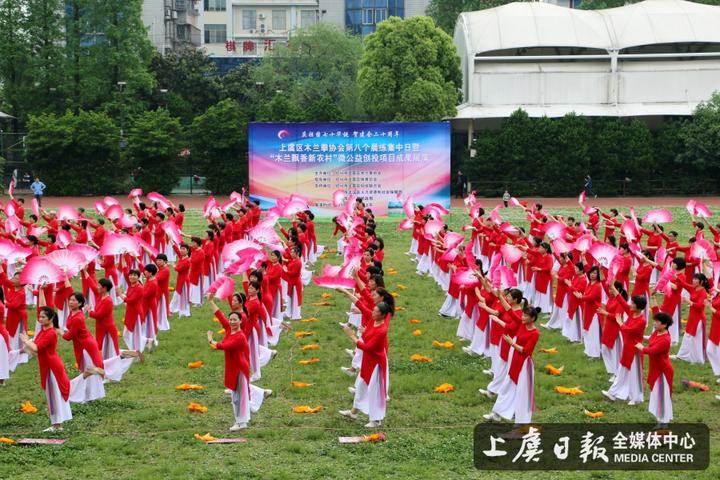 当代“木兰”打拳舞扇秀巾帼风采