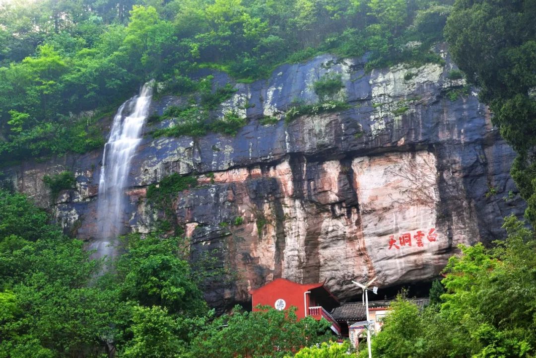 景區,比如河北崆山白雲洞,武漢江夏白雲洞,福州鳳池白雲洞,佛山西樵山