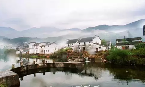一袭江南梦，烟雨润如诗。