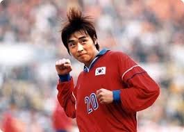 韓國足球運動員李東國（韓國鄭智有多強(qiáng)？19歲登世界杯，留洋酗酒后如今成亞洲歷史金靴）
