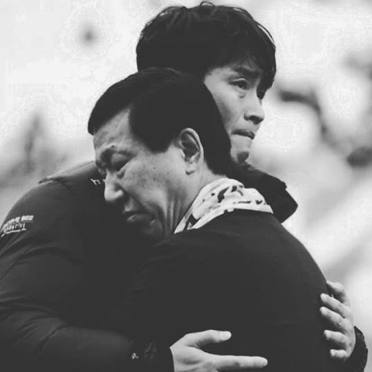 韓國足球運動員李東國（韓國鄭智有多強(qiáng)？19歲登世界杯，留洋酗酒后如今成亞洲歷史金靴）