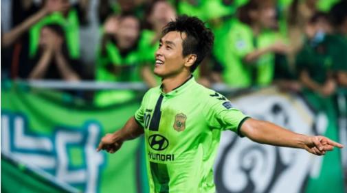 韓國足球運動員李東國（韓國鄭智有多強(qiáng)？19歲登世界杯，留洋酗酒后如今成亞洲歷史金靴）
