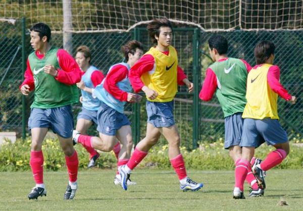 韓國足球運動員李東國（韓國鄭智有多強(qiáng)？19歲登世界杯，留洋酗酒后如今成亞洲歷史金靴）