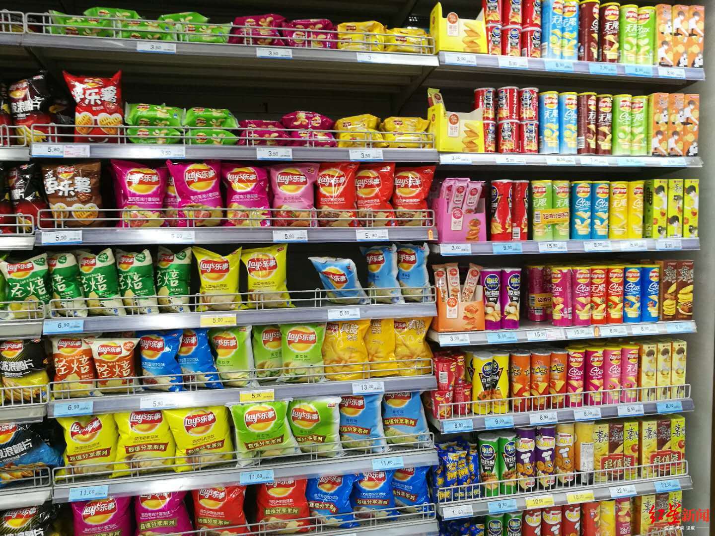 了位于成都的多家商场超市发现,尽管5月1日已过,乐事系列薯片仍未涨价