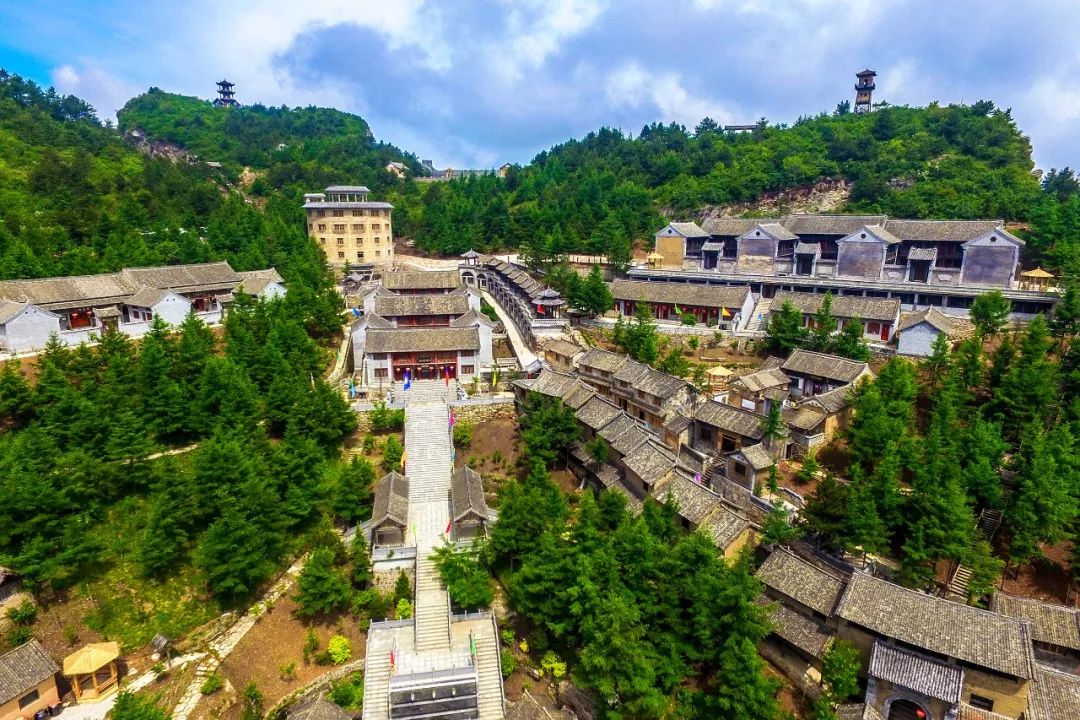 抱犊寨旅游度假区位于河南省栾川县三川镇境内,景区总观赏面积约21
