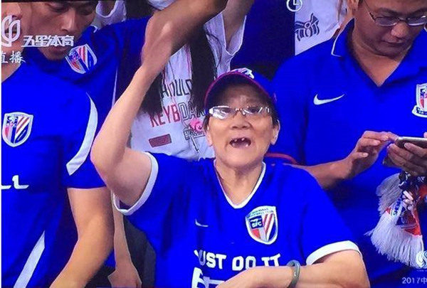 用半辈子追随申花的张阿姨走了，她爱的球队昨天赛后集体为她默哀