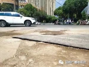 城市道路“铁嘴咬人”有行人被路面钢板压断5根脚趾 经过这些路段千万小心！