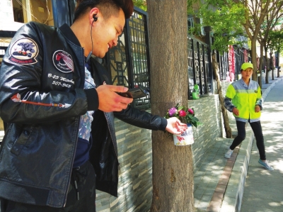 变废为宝花篮式烟头收集器亮相兰州安宁街头