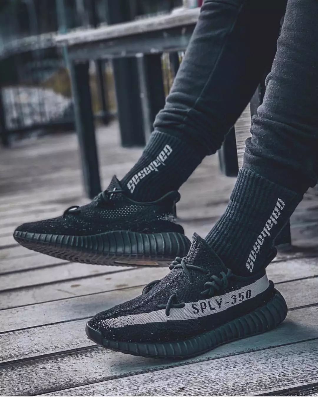 黑色系yeezy 350 v2 全部配色中,黑色系普遍市场价都比较高,上脚都极