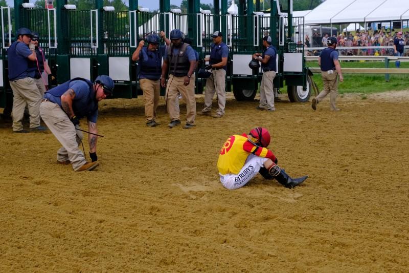 賽馬甩飛騎手狂奔（絕了！美國賽馬甩飛騎手 一路狂奔沖過終點（圖））