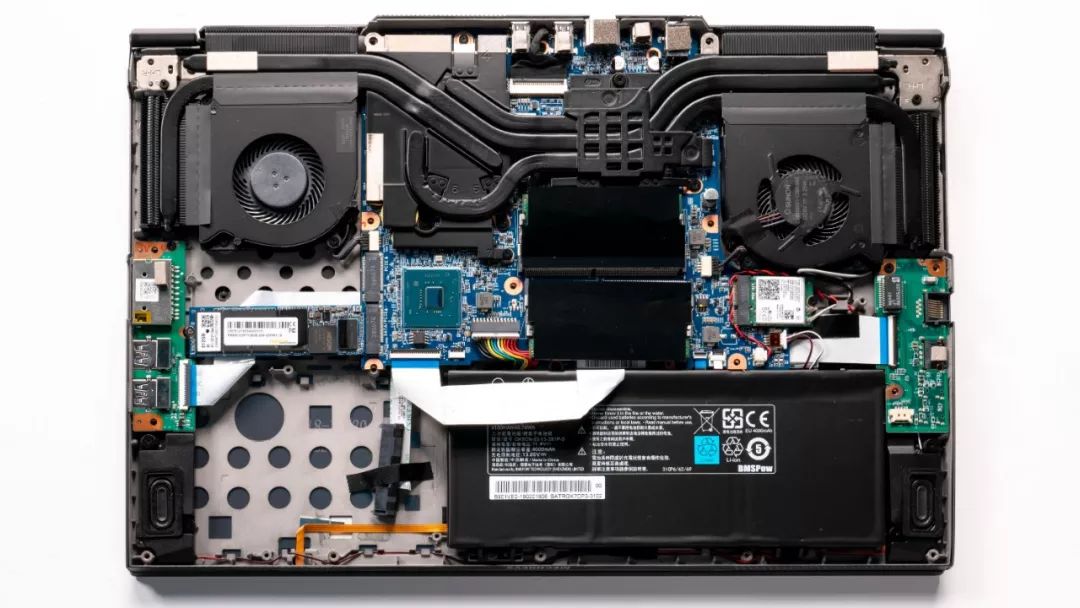 【猪王的良心结语】上图是机械革命z2的拆机实拍图,4热管双风扇的组合