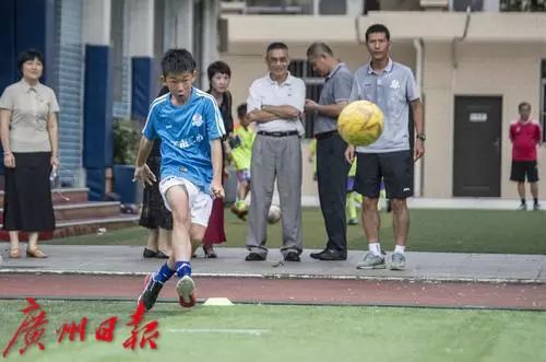 足球272事件是什么意思(国足的希望 火遍全网 原来是他丨一脚踢出“世界波”的小学生是他！经常对着人墙练)