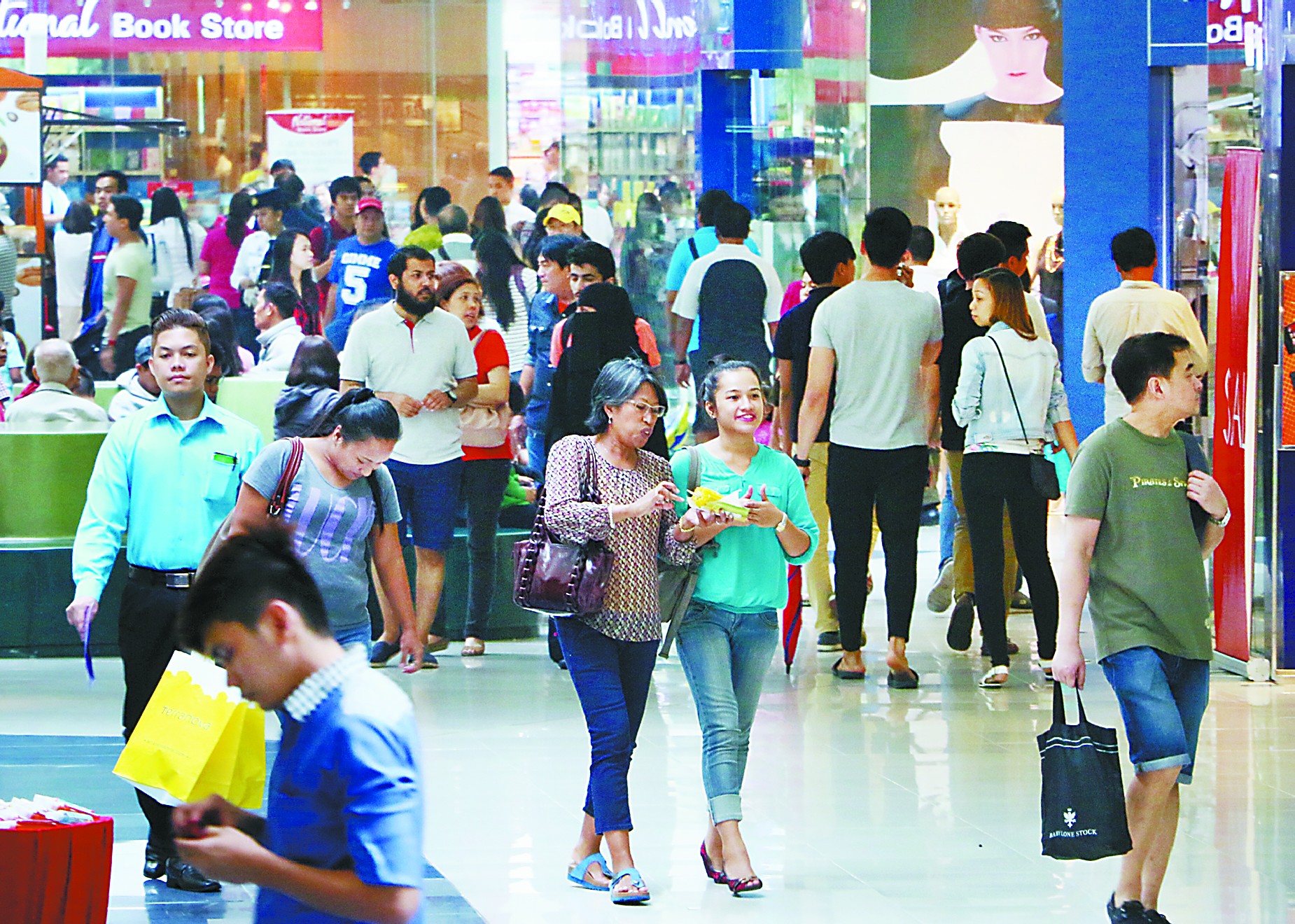 菲律宾马尼拉商场里熙熙攘攘的人群东南亚人民有多敢花钱呢?