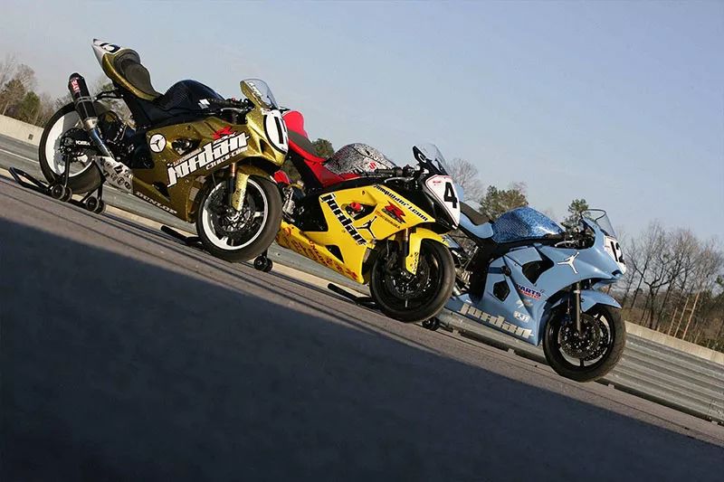 aj4赛车蓝真假(除了球鞋,这些挂着「飞人标」的家伙,每个都不好惹)