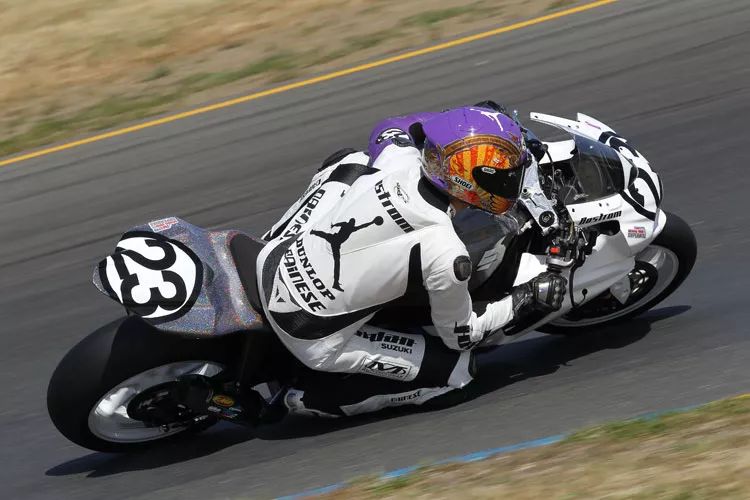 aj4赛车蓝真假(除了球鞋,这些挂着「飞人标」的家伙,每个都不好惹)