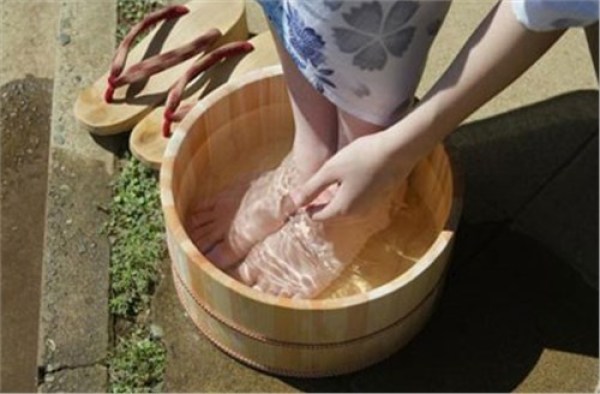 啦啦啦雙腳冷得變成這個(gè)鬼樣（中醫(yī)：冬天雙腳發(fā)冷或是濕氣太重！多做這兩件事，輕松祛濕）