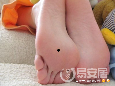 女人脚踩一星什么命格（左右脚底有痣图解）