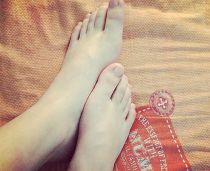 女人脚踩一星什么命格（左右脚底有痣图解）