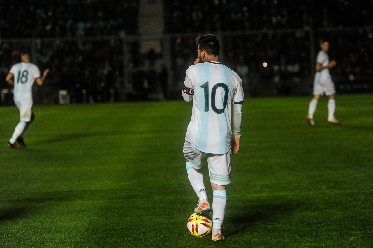 为什么梅西世界杯道路坎坷(球不是一个人踢,外媒总结梅西在国家队失意