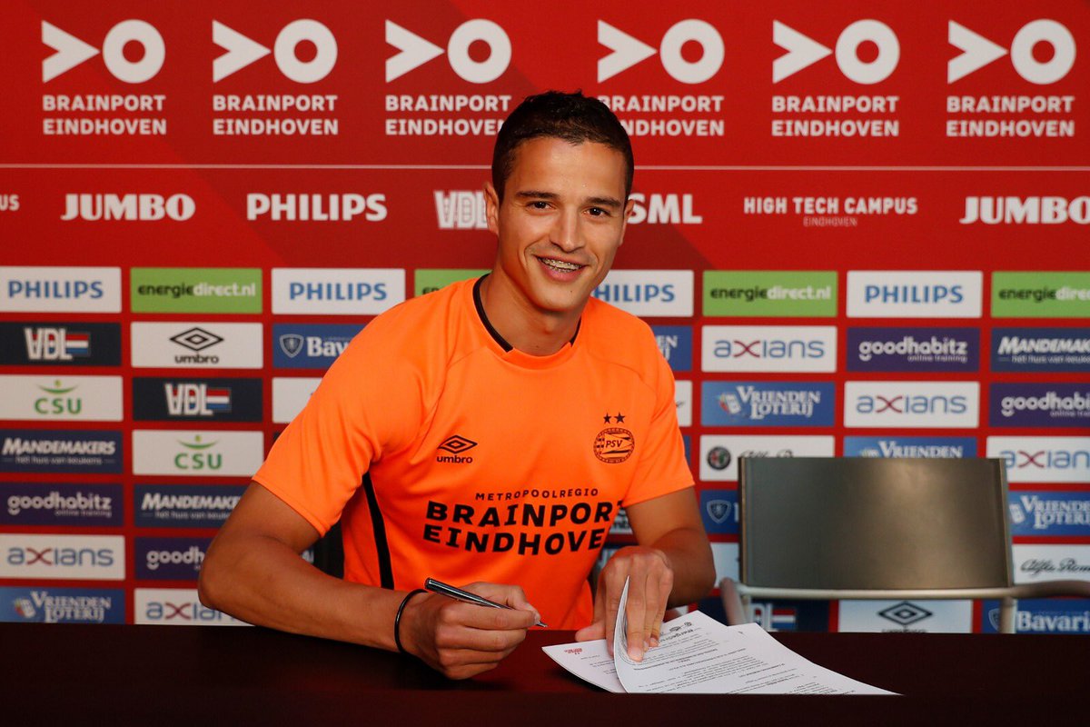 不老童颜！阿费莱与PSV正式签约，和转会巴萨时几无变化