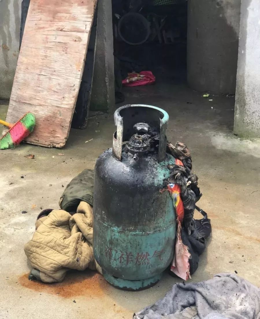 邳州一村民家中煤气罐着火.
