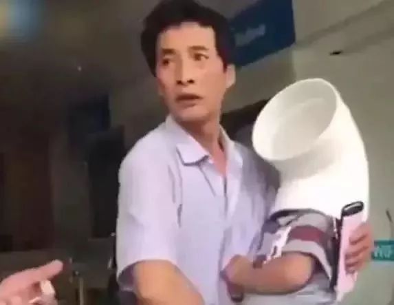 “喂，消防员吗？我家孩子又双叒叕被卡了”！