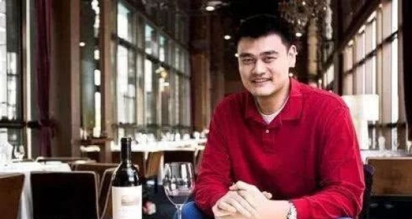 姚明代言的葡萄酒价格查询（退役八年，姚明曾拍卖出单瓶15万人民币的姚明牌葡萄酒现状如何）-趣拿体育