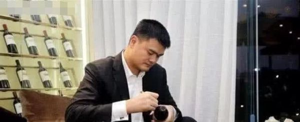 姚明代言的葡萄酒价格查询（退役八年，姚明曾拍卖出单瓶15万人民币的姚明牌葡萄酒现状如何）