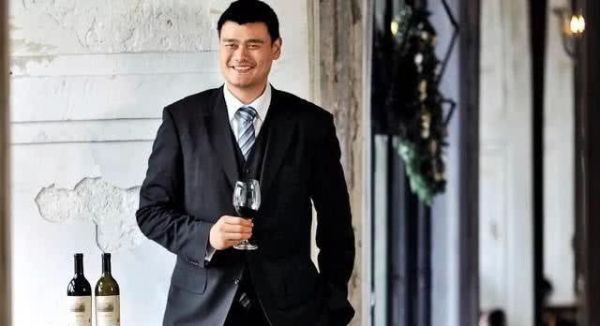 姚明代言的葡萄酒价格查询（退役八年，姚明曾拍卖出单瓶15万人民币的姚明牌葡萄酒现状如何）