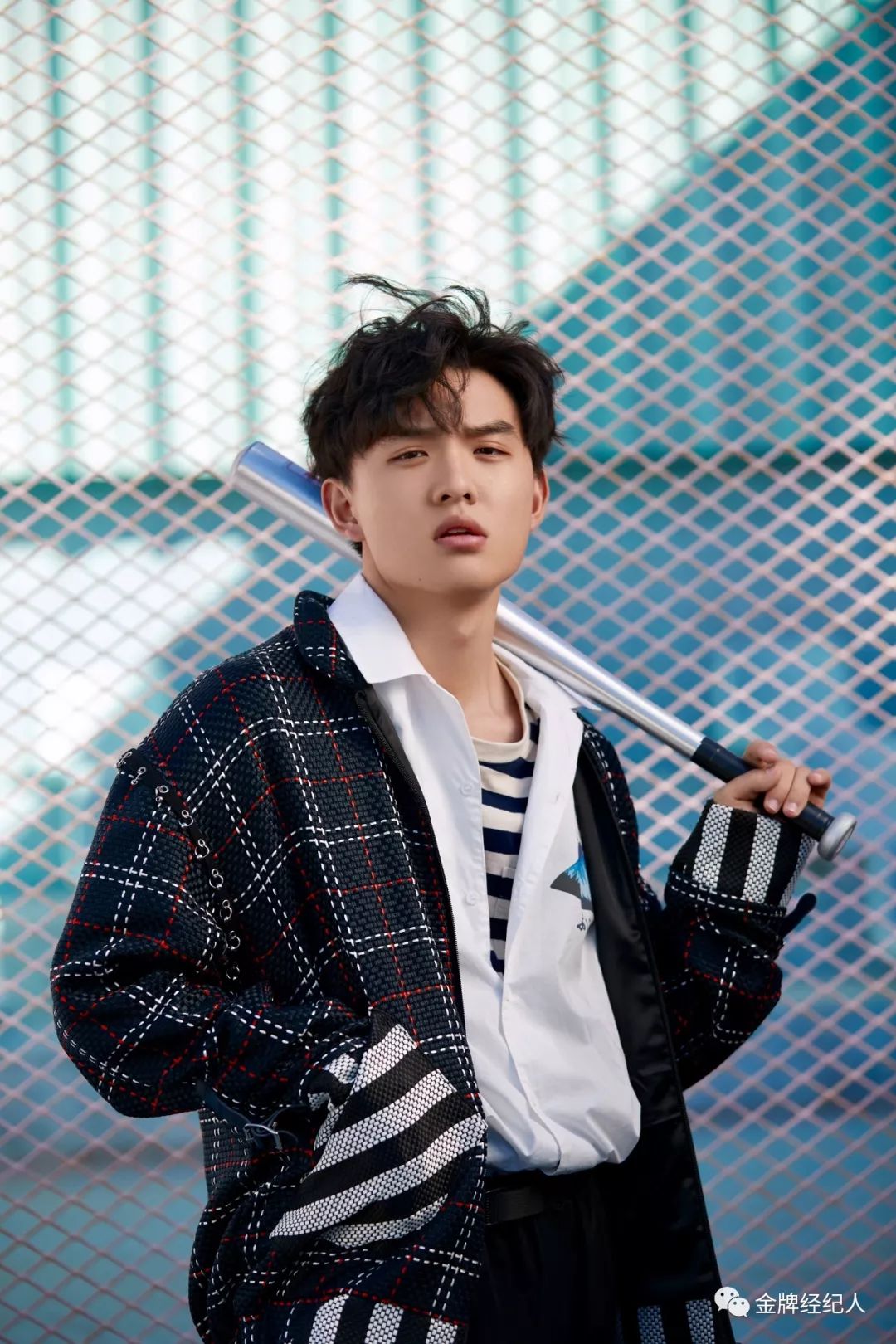 在拍摄《百鸟朝凤》时,郑伟刚好处在青春期,性格比较调皮.