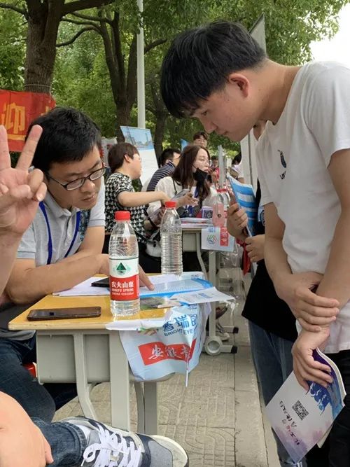 由安徽青年报主办的全国高校招生咨询活动皖南线走进望江三中,望江县