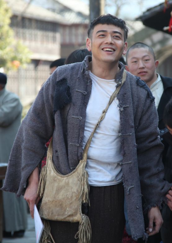 杨烁一人分饰两角《绝路逢生》野性十足