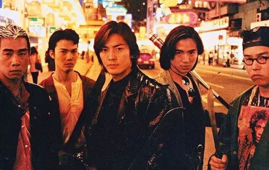 这群人,有统一服装,统一纹身 ,集体"活动"时场面堪比港台大片《古惑仔