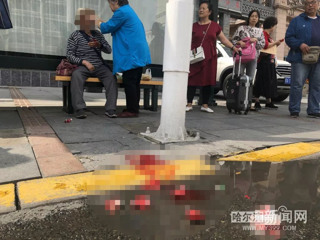 疑似被路灯地脚螺栓绊倒丨一老者友谊路公交站台附近摔伤路人援手送医