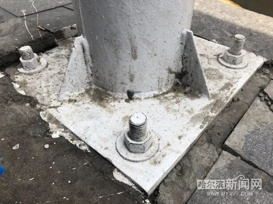 疑似被路灯地脚螺栓绊倒丨一老者友谊路公交站台附近摔伤路人援手送医