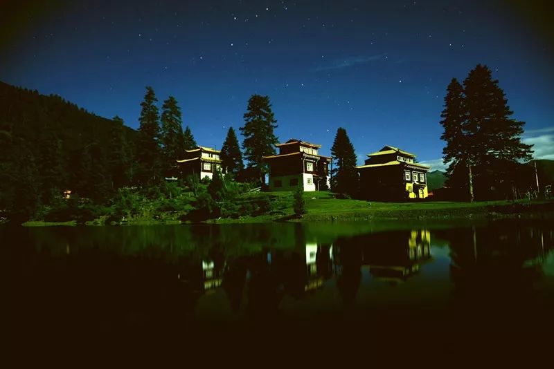 它的轨迹星星在这片深蓝色的画布中黑夜之中整座小城显得格外醉人茫茫