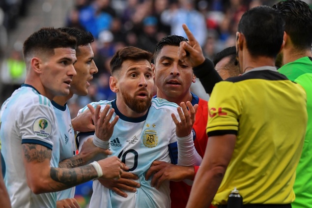 美洲杯：梅西染红阿圭罗迪巴拉齐破门，阿根廷2-1智利