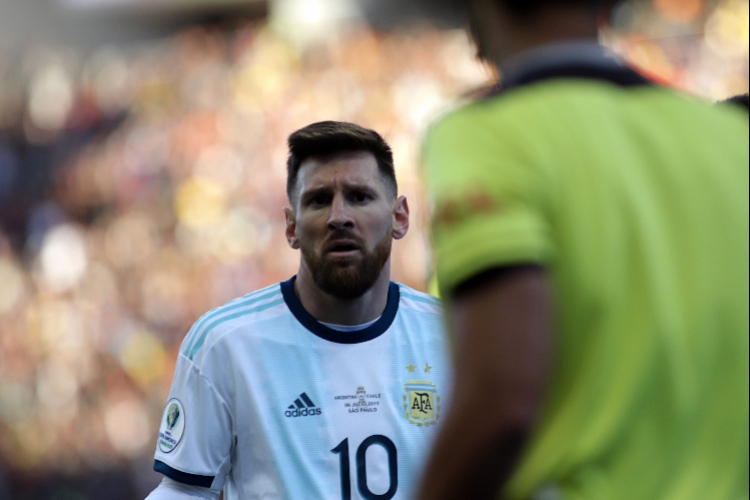 阿根廷“复仇”智利，梅西生涯第二次染红，赛后拒绝领奖庆祝