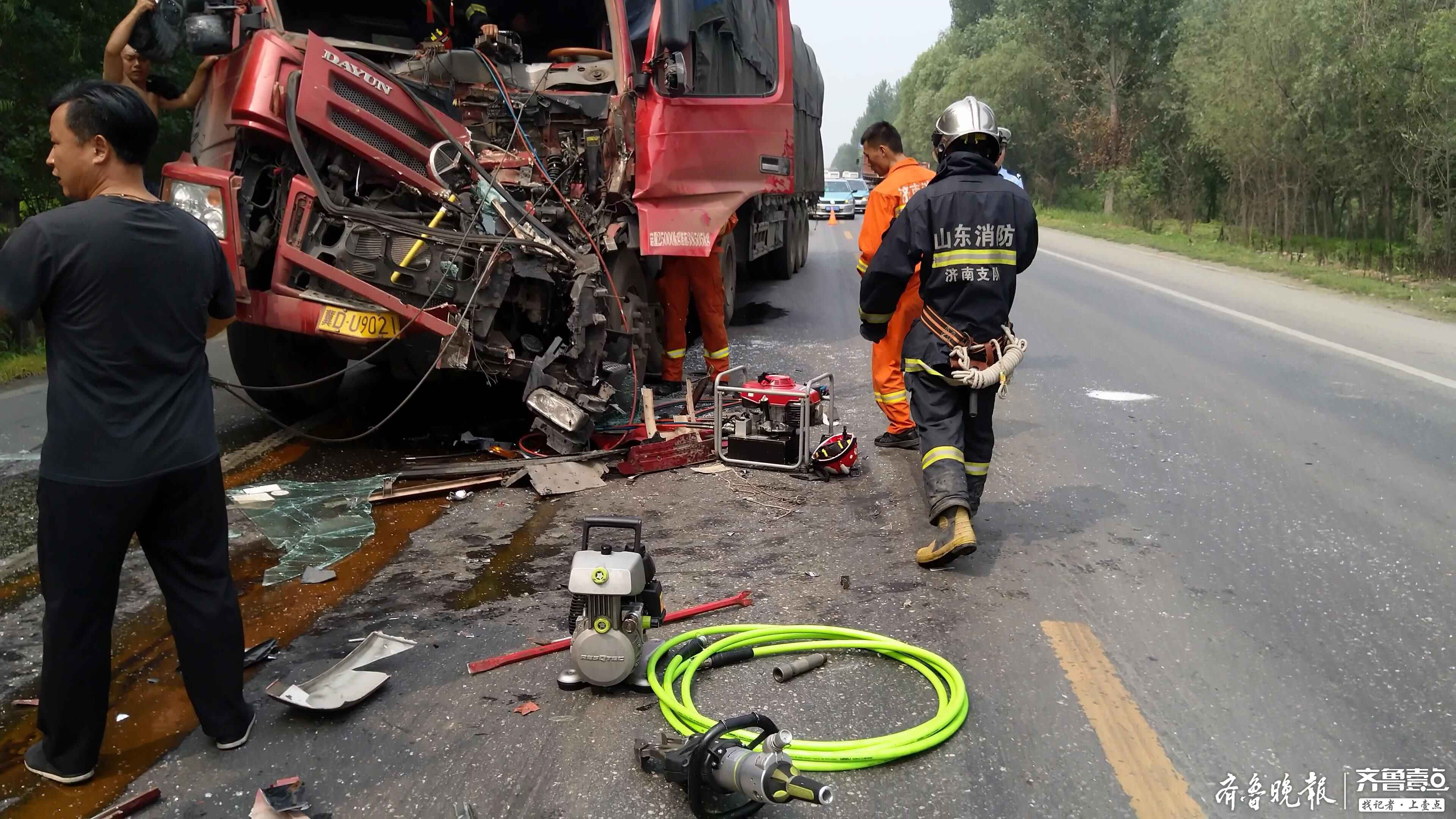 扬州两大货车追尾致2人死亡 ，消防现场救援视频曝光_新浪新闻