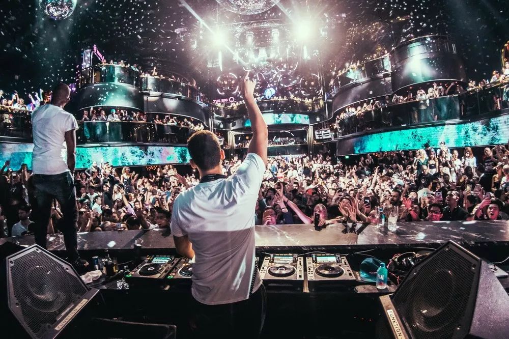 他极擅长在大规模的会场中演出,曾被滚石音乐杂志及英国电子音乐杂志