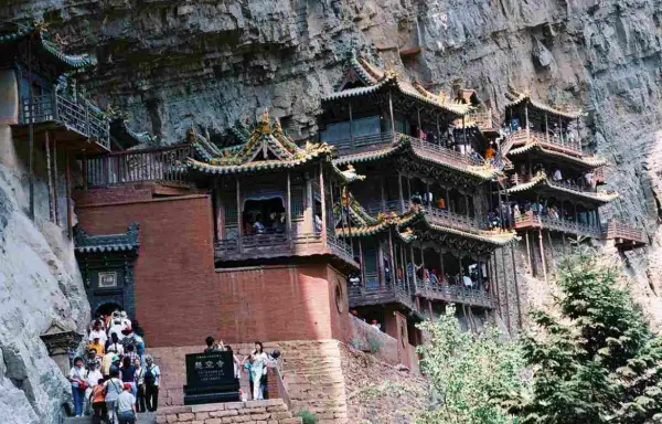 真实版的“倒悬空寺”，原来就藏在国内，游客也表示确实很相似