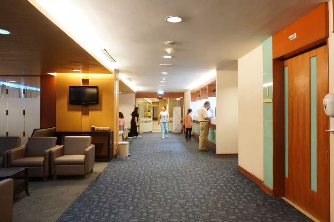 首先是环境,私立医院的装修普遍很好,在这样的环境里面心情很放松.