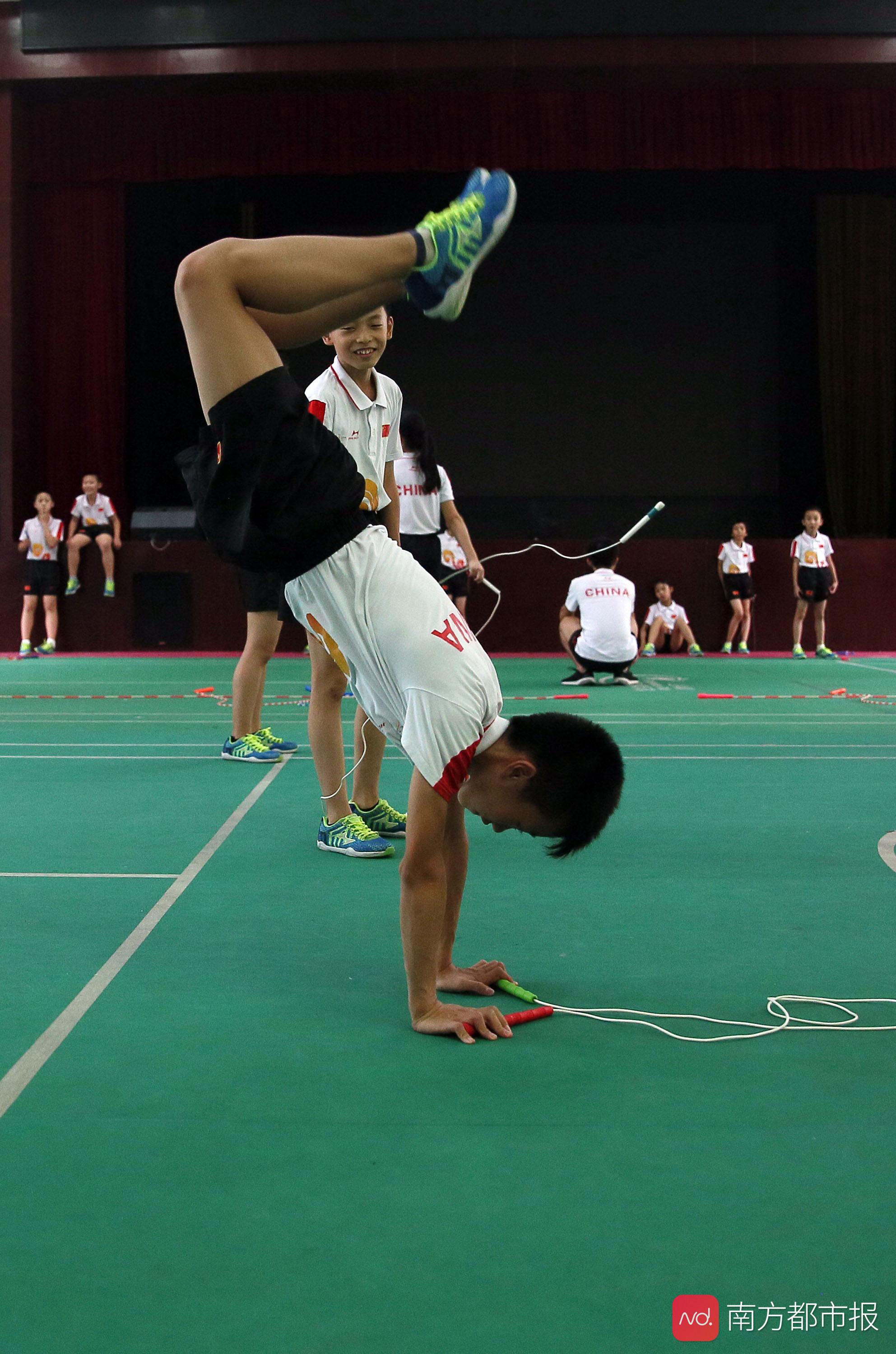 小学生跳绳世界杯(揽世界杯60金49银，成绩直逼学霸！跳绳成小学生“速成秘籍”)