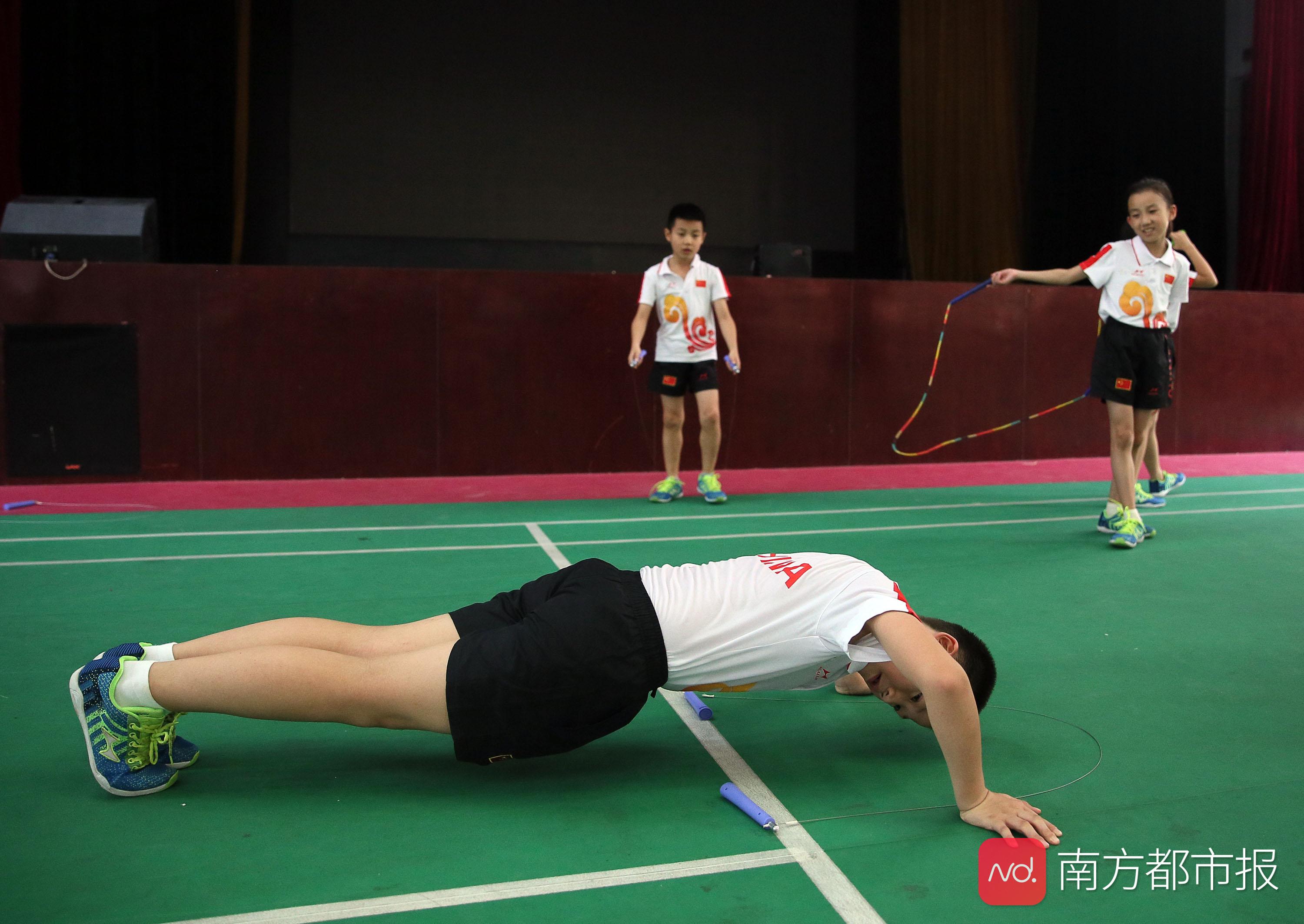 小学生跳绳世界杯(揽世界杯60金49银，成绩直逼学霸！跳绳成小学生“速成秘籍”)